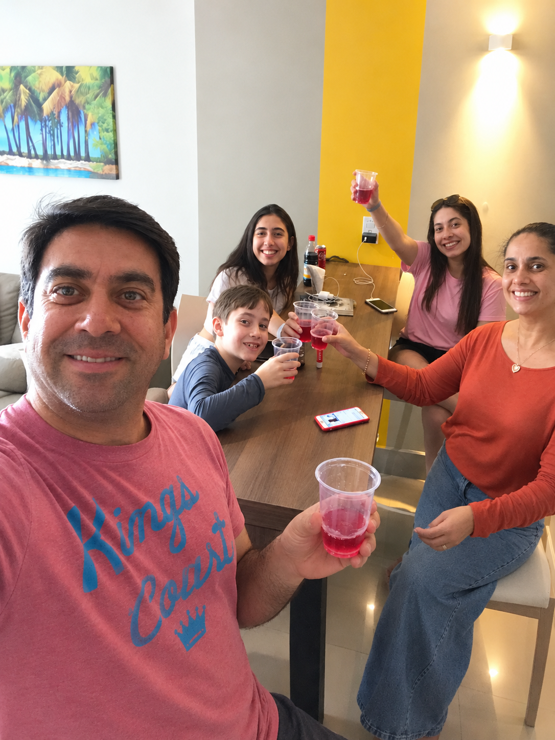 Família reunida à mesa em um brinde — registro da M&MGo